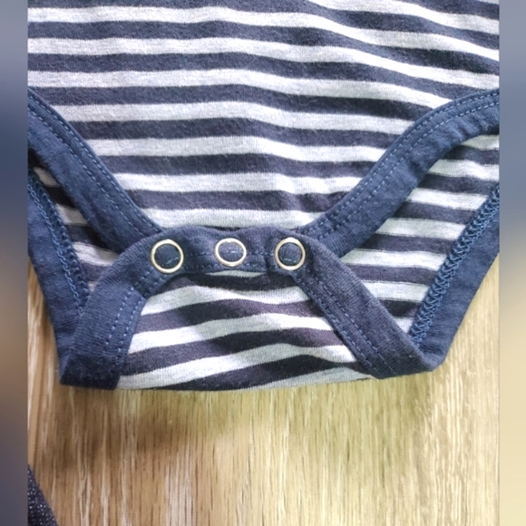 🇺🇲7 for All Mankind boys baby 3 pc outfit, distressed navy/ lt.blue 0-3M - Picture 6 of 14